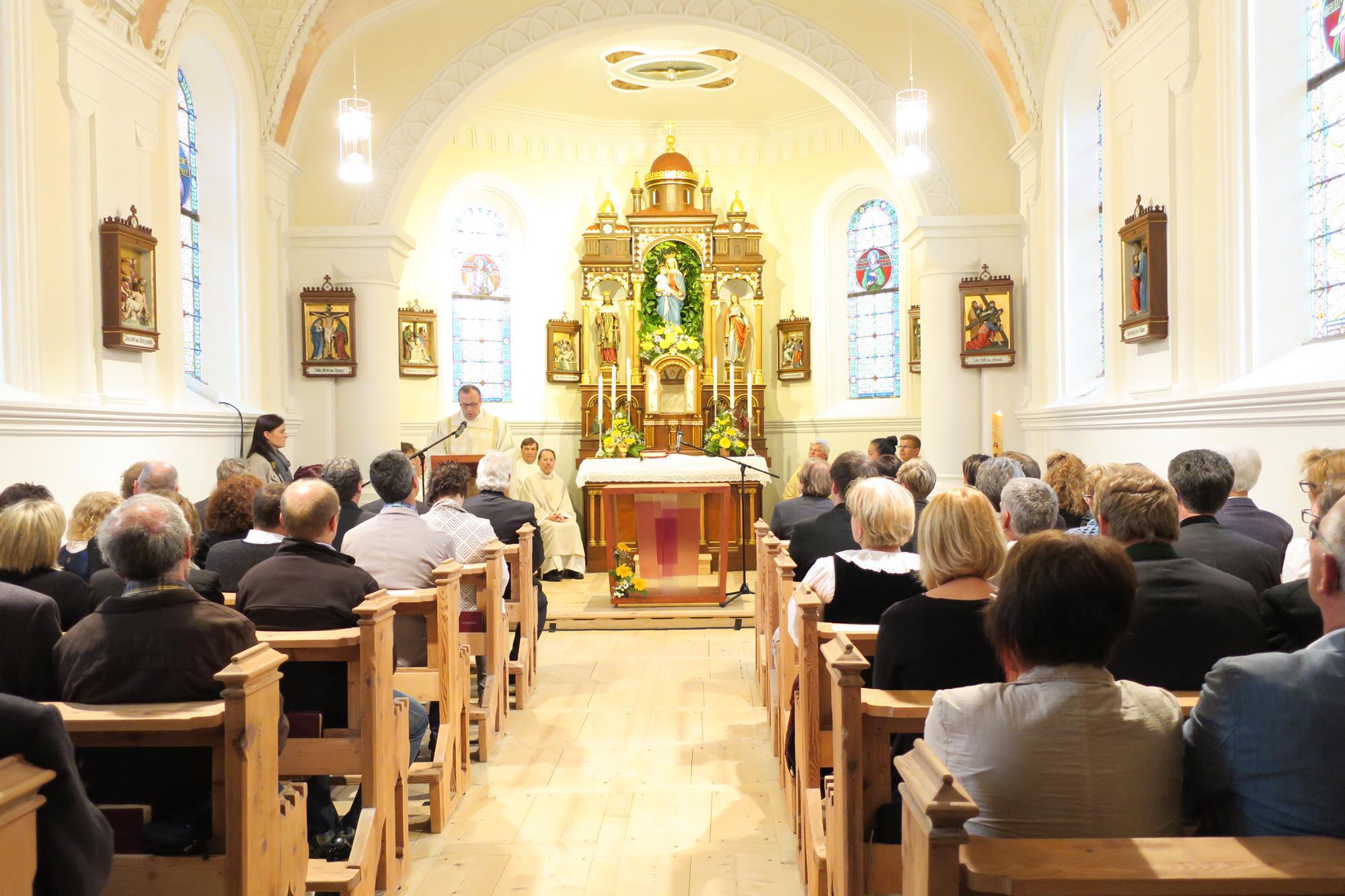Segnung des neuen Altars in Höfen 2016